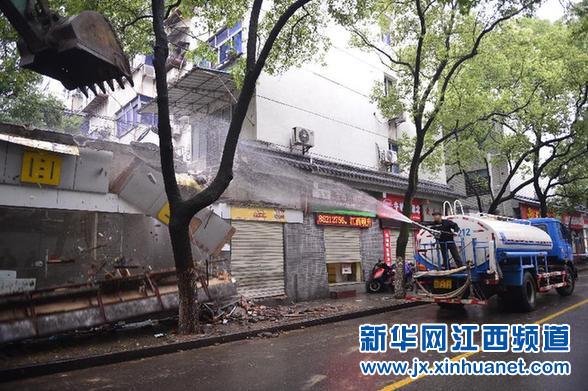 4月26日，施工人员在拆除临时店面。